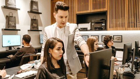 Der Arbeitgeber hat eine gesetzliche Fürsorgepflicht Erklärung am Bildschirm