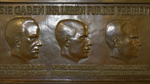 Gedenktafel für die NS-Widerstandskämpfer im Kollegiengebäude am Luisenplatz Gedenktafel für den ehemaligen Innenminister Wilhelm Leuschner, dessen Staatsrat Ludwig Schwamb sowie seinen Pressereferent Carlo Mierendorff