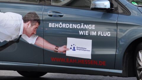 Der EAH feiert 10-jähriges Jubiläum Ein Auto mit der Aufschrift "Behördengänge wie im Flug" und der Website des EAH