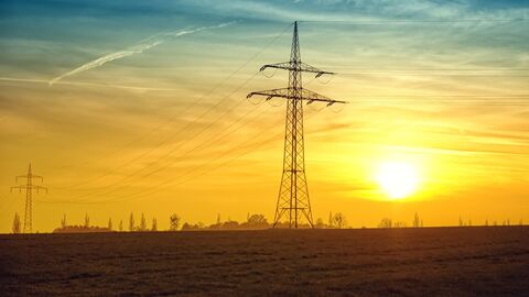 Hochspannungsleitung in der Abendsonne