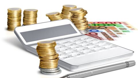 Ein Taschenrechner und ein Kugelschreiber liegen zwischen aufeinandergestapelten Euromünzen und Scheinen