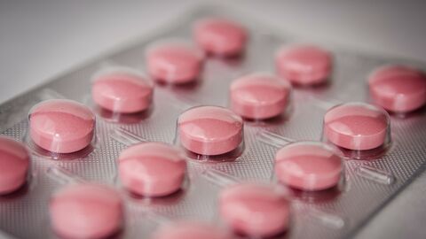 Blister mit rosafarbenen Tabletten Ein Blister mit rosafarbenen Tabletten aus der Nähe betrachtet