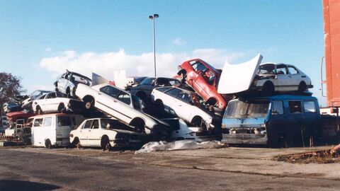 Autowracks Mehrere Autowracks übereinander gestapelt