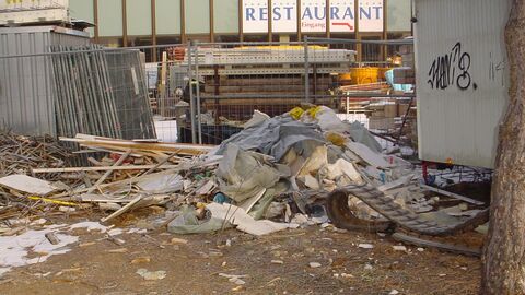 Eine Baustelle vor einem Restaurant mit Sperrmüll und anderen gemischten Bauabfällen