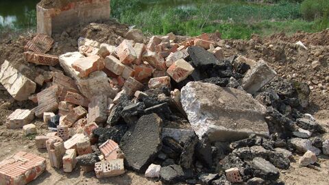 Bauschutt auf einer Grünfläche