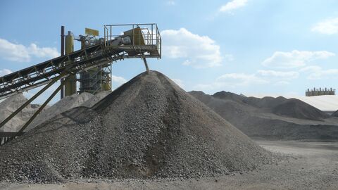 Berge von grauem Bauschutt 