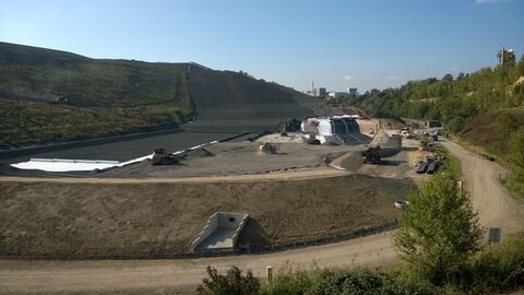 Bau eines Basisabdichtungssystems (Deponie Dyckerhoffbruch) Basisabdichtungssytem wird gebaut