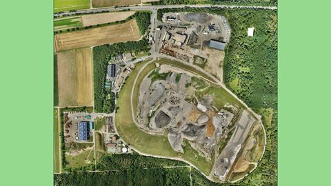 Luftaufnahme der kompletten Deponieanlage in Büttelborn inmitten von Wald und Wiesen 