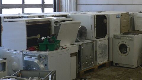 Eine Ansammlung von alten, aussortierten Elektrogeräten wie Waschmaschinen, Trockner, Spülmaschinen und mehr