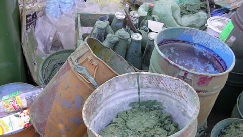 Alte Fässer und Flaschen mit Flüssigkeiten 