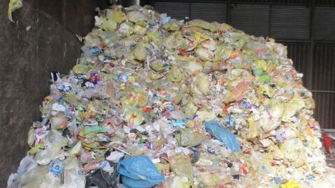Zwischenlagerung Verpackungsabfälle Ein Berg von gelben Müllsacken