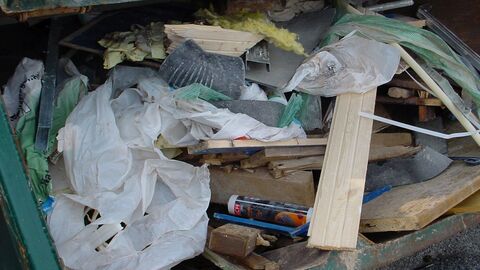 Bauabfälle wie Plastiktüten, Holz und Dosen 