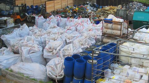 Gewerbeabfall-Lager Gewerbeabfall-Lager mit Bigbags, Fässern, …