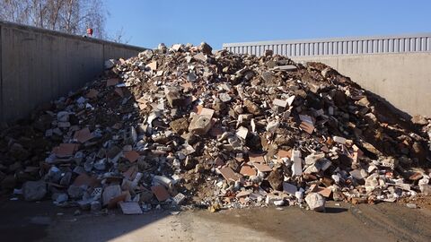Ein großer Haufen von gemischtem Bauschutt in einer Lagerungsstätte  