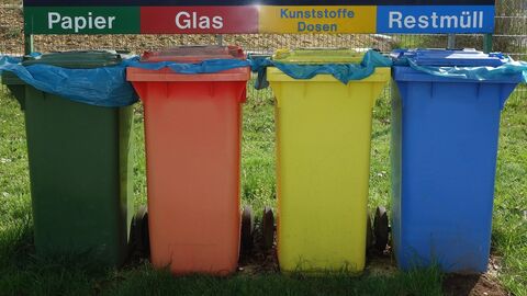 Verschiedenfarbige Mülleimer zur Abfalltrennung (Papier, Glas, Kunststoff/Dosen und Restmüll 