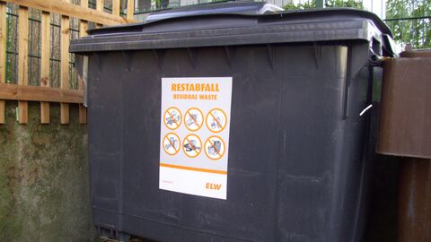 Restmülltonne Eine große, schwarze Restmülltonne