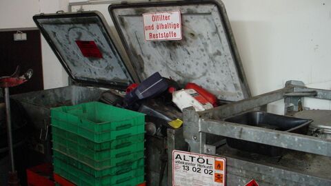 Altölsammelstelle  Mehrere Gefäße für Altöl stehen nebeneinander