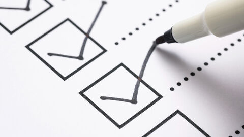 Checkliste Ein Stift hakt Kästchen ab
