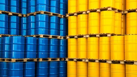 Blaue und gelbe Fässer vierreihig gestapelt