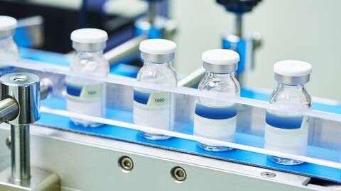 Ampullen auf dem Fließband