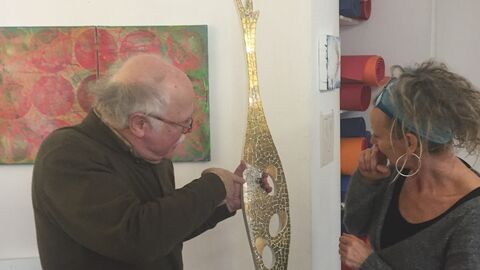 Dr. Roland Held beim Atelierbesuch, die Künstlerin ist Friederike Caroline Bachmann Das Beiratsmitglied Dr. Roland Held ist im Atelier von Friederike Caroline Bachmann