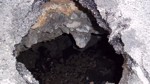 Schaden Detail Loch im Untergrund als Beispiel für durch Bergbau hervorgerufene Bergschäden