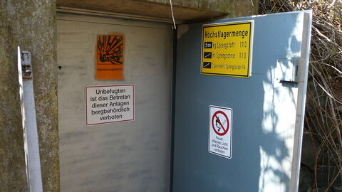 Sprenglager Eingangstür eines Sprenglagers mit Warnhinweisen