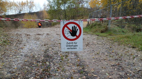 Warnhinweis Absperrkette mit Warnhinweis, dass der Zutritt für Unbefugte verboten ist