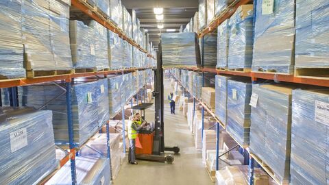 Gabelstapelfahrer in einer mehrstöckigen Lagerhalle