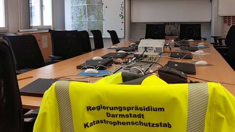 RPDA Katastrophenstab Besprechungstisch des Katastrophenstabs im Regierungspräsidium Darmstadt