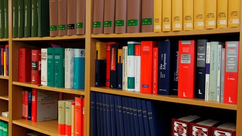 Bücherwand Bücher zu rechtlichen Themen
