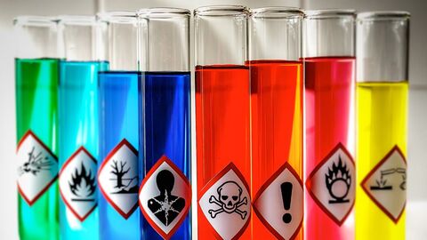 Putzmittel außerhalb der Reichweite von Kindern lagern! verschiedene Chemikalien in Reagenzgläsern