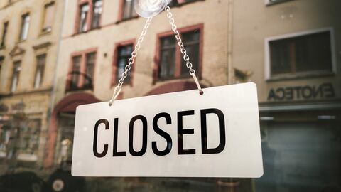 Schild an einem Fenster mit der Aufschrift Closed