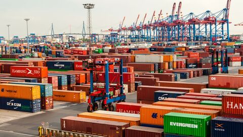 Produkte mit Mängel werden aus dem Verkehr gezogen ein großer Containerhafen mit vielen Kränen