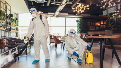 Begasungen sind anzeigepflichtig 2 Personen in Schutzkleidung bei der Begasung einer Gaststätte