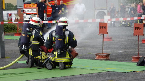 Feuerwehrübung Zwei Feuerwehrleute bei einer Übung
