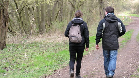 Freizeitnutzung von Schutzgebieten Personen beim Spaziergang auf den Wegen im Schutzgebiet.