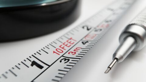 Die hessische Geräteuntersuchungsstelle unterstützt bei der Marktüberwachung Minenbleistift und Maßband in Zoomansicht