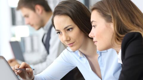Berufseinstieg - Rechte und Pflichten für Auszubildende zwei Frauen zusammen an einem Bildschirm