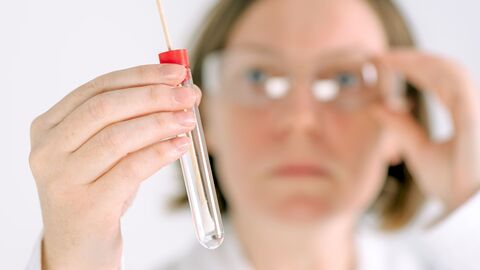 Frau untersucht eine Probe