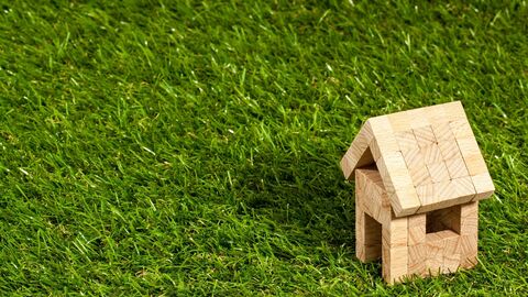 Haus aus Bauklötzen auf einer Wiese