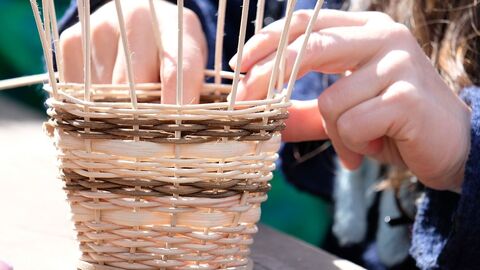 Hände beim Korbflechten