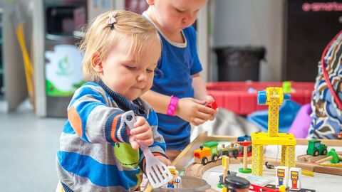 Spielende Kinder Zwei spielende Kinder im Kindergarten