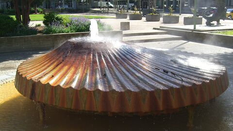 Der Kochbrunnen in Wiesbaden vor grüner Parkfläche
