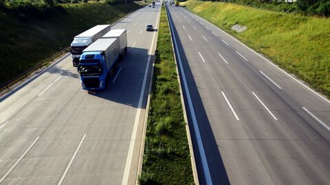 Aus der Vogelperspektive sieht man zwei LKWs auf der Autobahn 