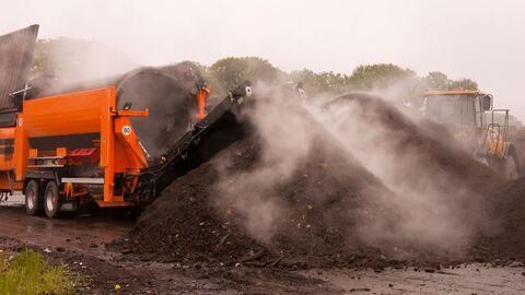 Ein Altholzshredder staubt