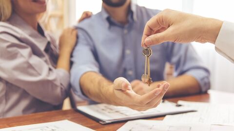 Makler Person wird ein Schlüssel übergeben