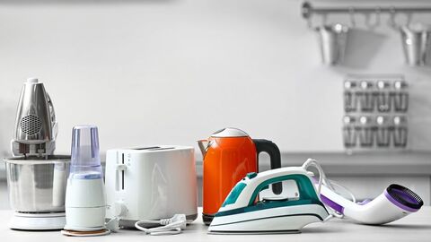 Schutz der Verbraucher ist das oberste Ziel der Marktüberwachung diverse Haushaltsgeräte stehen auf der Küchenarbeitsplatte