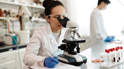 Entnommene Proben werden messtechnisch untersucht