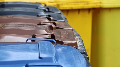 Mülltonnen Mehrere Mülltonnen stehen nebeneinander aufgereiht